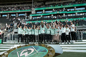 Die U19 reißt den DFB-Pokal der Junioren in die Luft.
