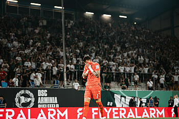 null Michael Zetterer begräbt sein Gesicht in seinem Trikot.