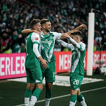 Marvin Ducksch, Niclas Füllkrug und Romano Schmid feiern ein Tor gegen Gladbach.