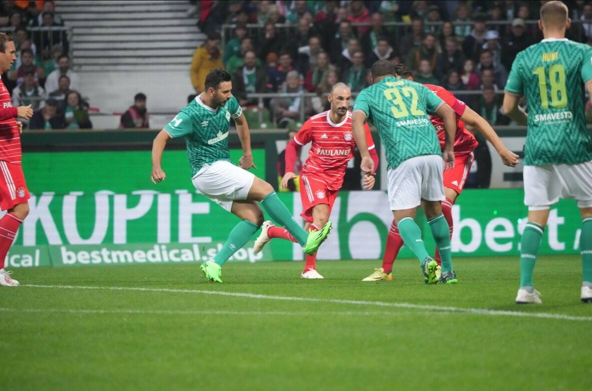 Claudio Pizarro schießt im Trikot des SV Werder Bremen.
