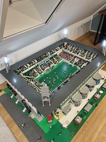 null Tammes Legostadion in seinem Zimmer.