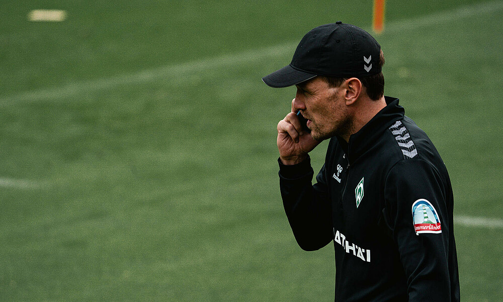 Clemens Fritz am telefonieren