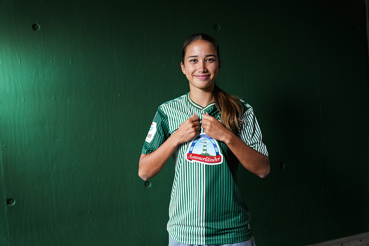 Ein Schiedsrichterassistent zeigt die Nachspielzeit an