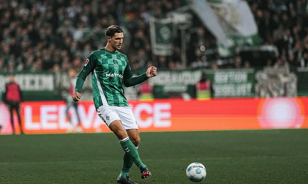 Niklas Stark mit Ball am Fuß. 