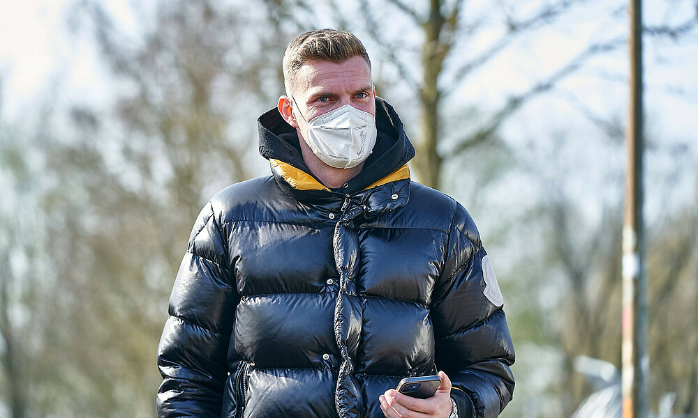 null Marvin Ducksch mit Handy in der Hand und Maske auf dem Weg zum Training.