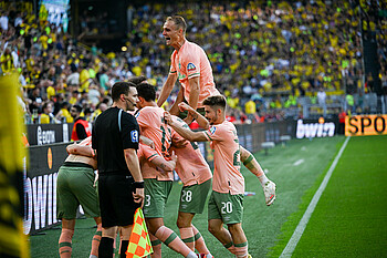 null Die werder-Spieler jubeln am Spielfeldrand