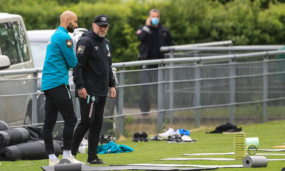 Ömer Toprak und Thomas Schaaf auf dem Trainingsplatz.