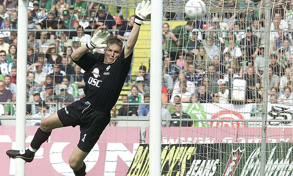 null Frank Rost springt im Spiel zu einem Ball.