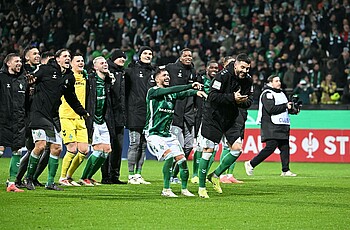 null Anthony Jung wird von seinen Mitspielern vor die Kurve geschubst.