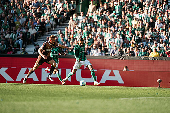 Justin Njinmah holt zum Schuss aus. 