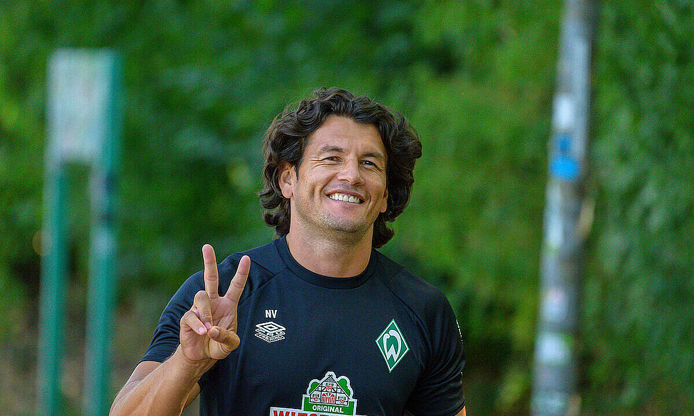 null Nelson Valdez zeigt das Peace-Zeichen.