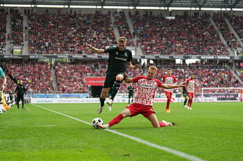 null Ducksch im Zweikampf