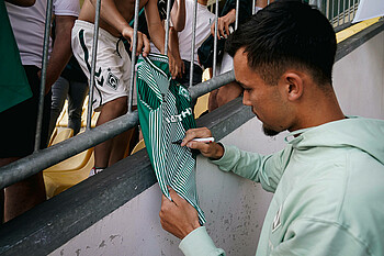 null Mio Backhaus erfüllt Autogrammwünsche.