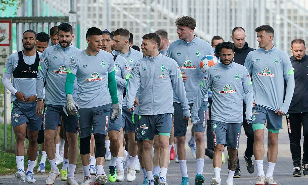 null Die Mannschaft des SV Werder Bremen auf dem Weg zum Trainingsplatz.