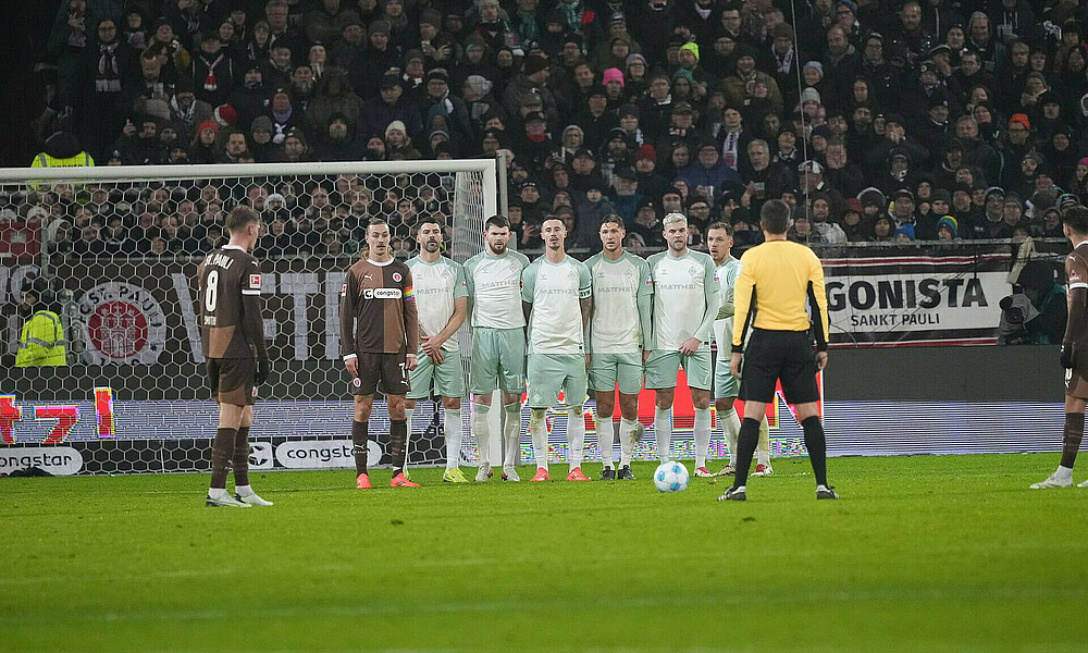 Werder-Spieler stehen in der Mauer beim Freistoß des FC St. Pauli