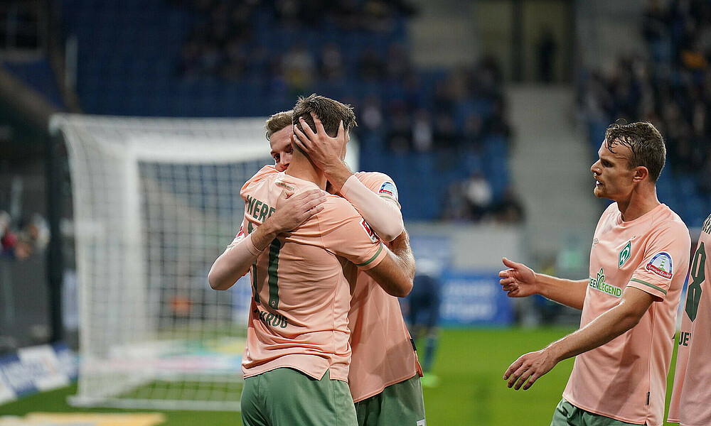 null Marvin Ducksch und Niclas Füllkrug umarmen sich nach einem Tor.