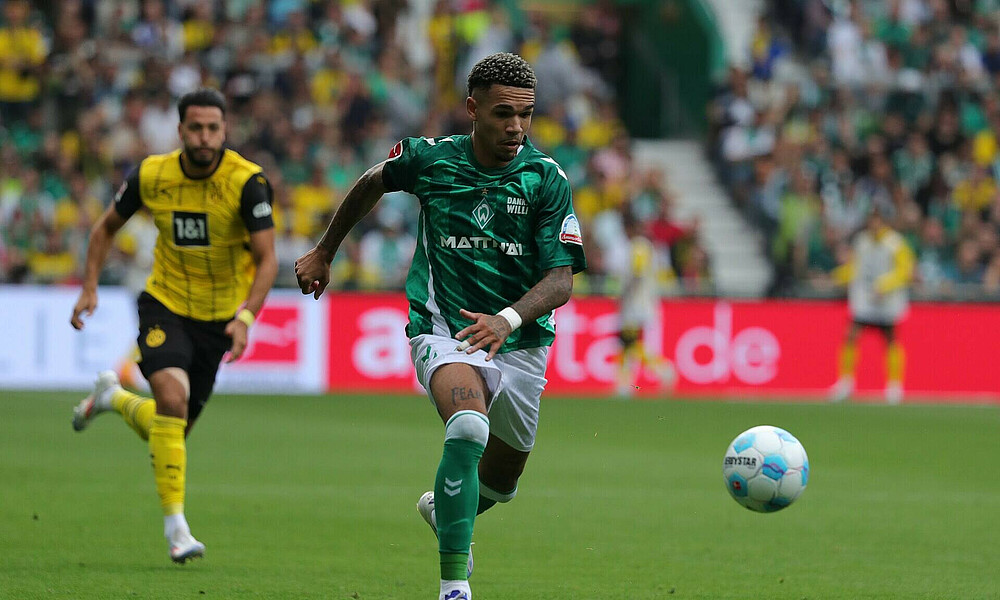 Njinmah im Sprint dem Ball hinterher. 