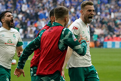 Marvin Ducksch bejubelt auf Schalke sein Tor. Er streckt seine Zunge raus. Neben ihm jubeln Anthony Jung und Niklas Schmidt.