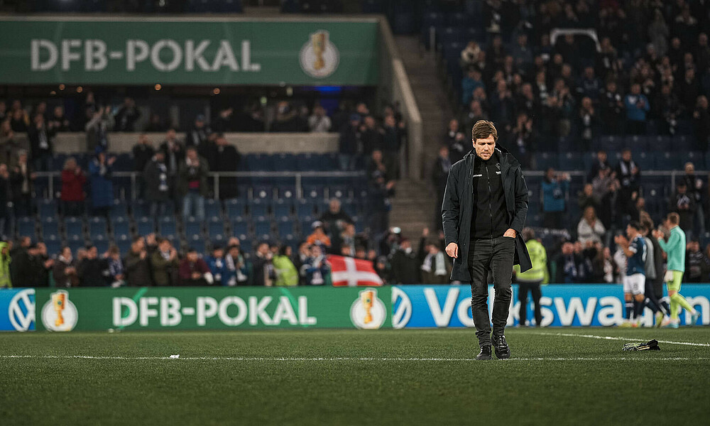 Clemens Fritz geht über den Platz. 