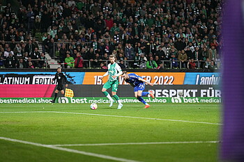 null Mitchell Weiser setzt sich im Dribbling gegen seinen Gegenspieler durch.