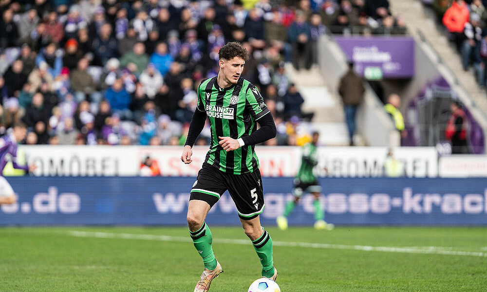 null Phil Neumann mit Ball am Fuß.