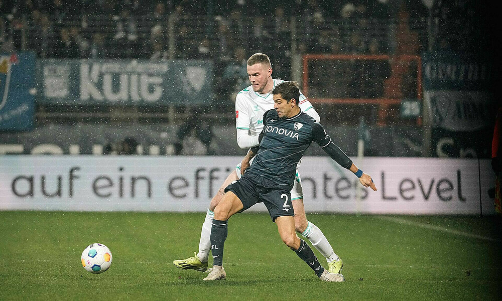 Marvin Ducksch im Zweikampf mit einem Bochumer.