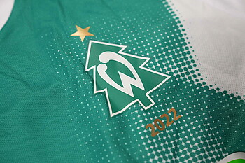 null Werder-Trikot mit Logo als Weihnachtsbaum.