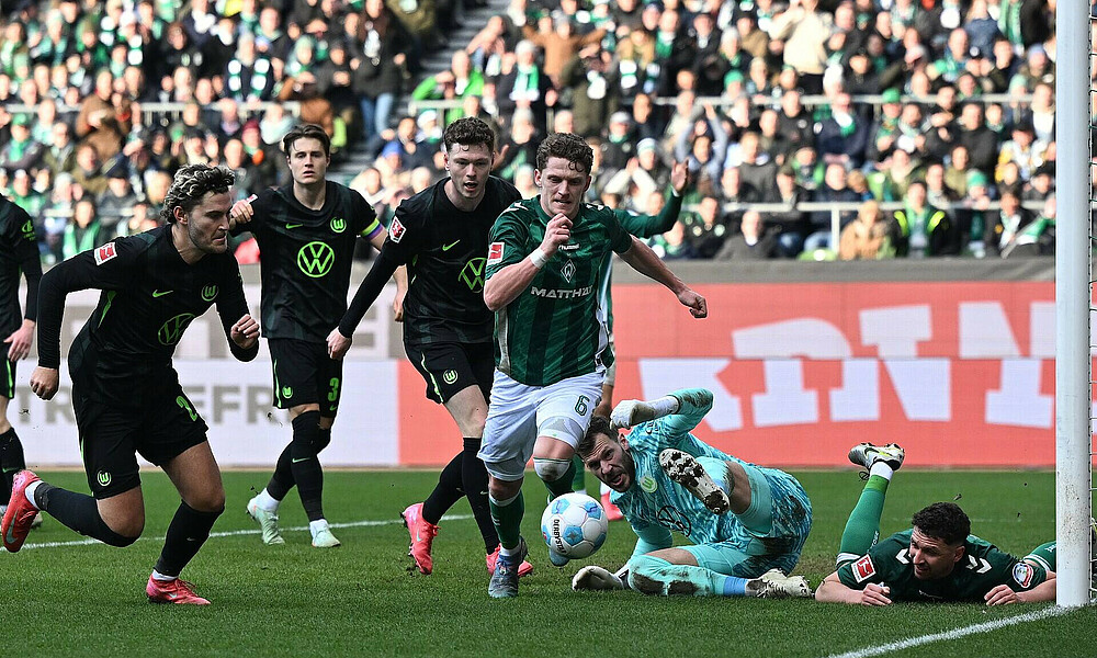 Viele Spieler im Kampf um den Ball. 