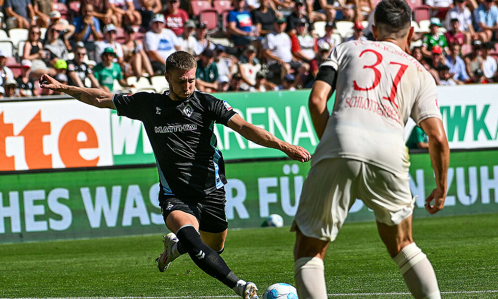 Mitchell Weiser setzt zum Abschluss an. Vor ihm steht Keven Schlotterbeck um den Schuss zu blocken.