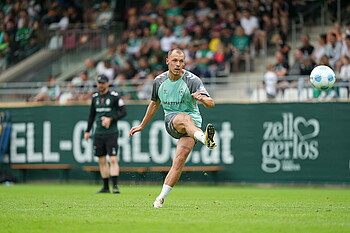 Senne Lynen beim Torschuss im Trainingslager
