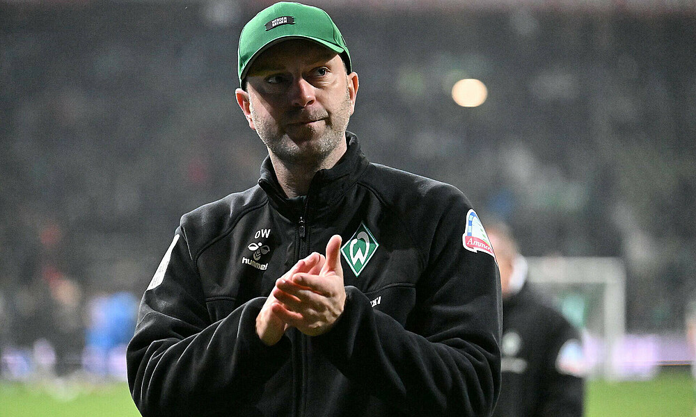 Ole Werner applaudiert der Ostkurve. 