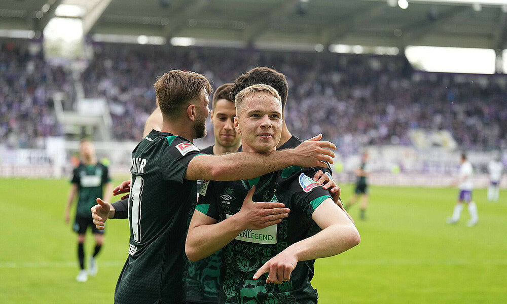 Niklas Schmidt bejubelt seinen Treffer zum 3:0 in Aue.