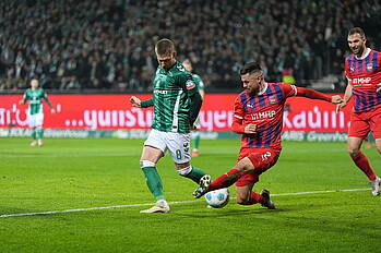 Weiser beim Hackenschuss gegen Busch. 