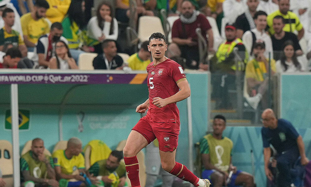 Milos Veljkovic dribbelt im Trikot der serbischen Nationalmannschaft.