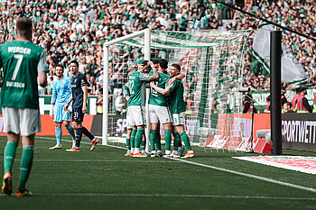 Die Mannschaft jubelt in einem Kreis nach ihrem Tor gegen den VfL Bochum.