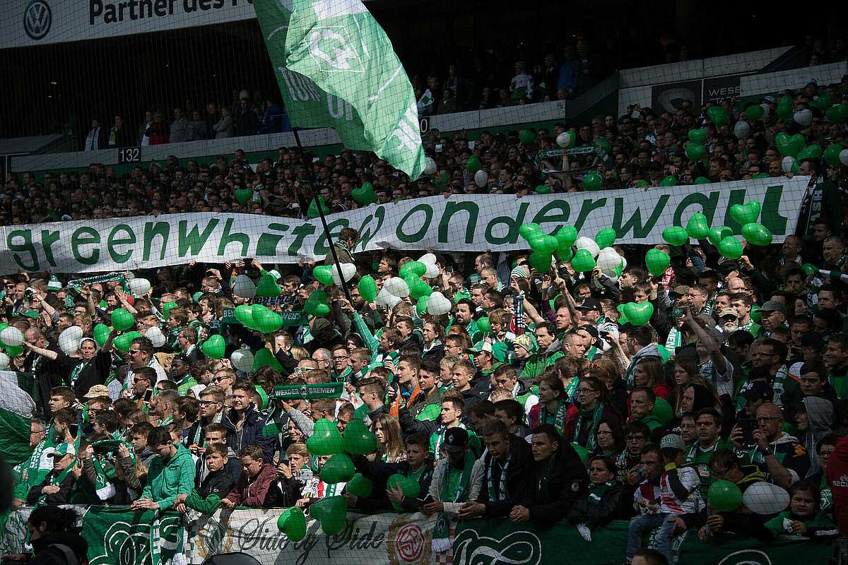 Die späte Erlösung: 88 Minuten hat es gedauert, bis Papy Djilibodji für den Moment einer durchwachsenen Saison 2015/16 sorgte. Werder steckte bis zum letzten Spieltag im Abstiegskampf und brauchte im Heimspiel gegen Eintracht Frankfurt einen Sieg, um sicher die Klasse zu halten. Dafür hatte sich unter dem Motto #greenwhitewonderwall, das eine Fangruppierung im Laufe der Saison ins Leben rief, an diesem 14. Mai 2016 die ganze Stadt in Grün und Weiß geschmückt. Tausende Fans waren schon vor dem Spiel am wohninvest WESERSTADION, um den Mannschaftsbus zu empfangen und den Werderanern eine extra Motivation mit auf den Weg zu geben. Das Engagement wurde belohnt: Nach fast 90 Minuten zähem Abstiegskampf drückte Djilobodji das Leder über die Linie und sorgte für einen Jubelsturm, der kein Halten mehr kannte. Auf dem Platz feierten Spieler und Fans gemeinsam das erreichte Ziel: Klassenerhalt.