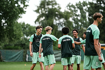 null Die U19-Spieler lachen im Training in der Gruppe.