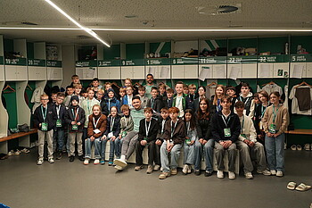 Die Kinder mit Milos Veljkovic und Anthony Jung.