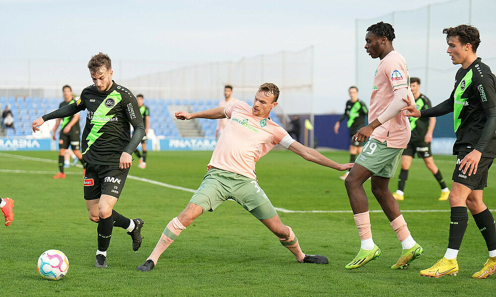 Christian Groß versucht per Grätsche an den Ball zu kommen.