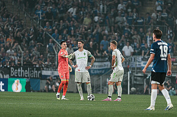 null Zetterer auf dem Platz im Gespräch mit Friedl.