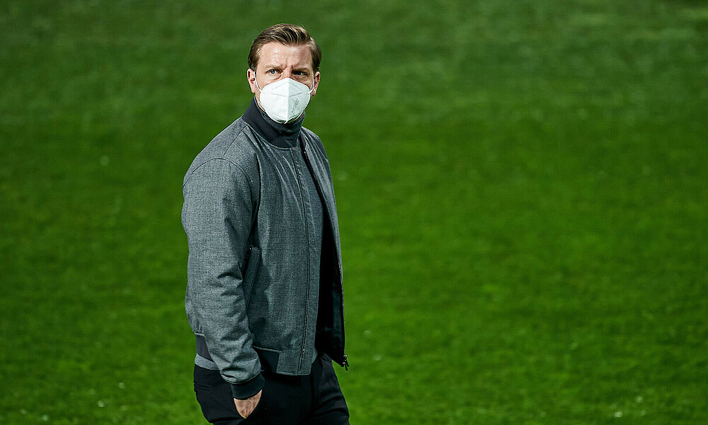 Florian Kohfeldt mit Mund-Nasen-Schutz beim Heimspiel des SV Werder