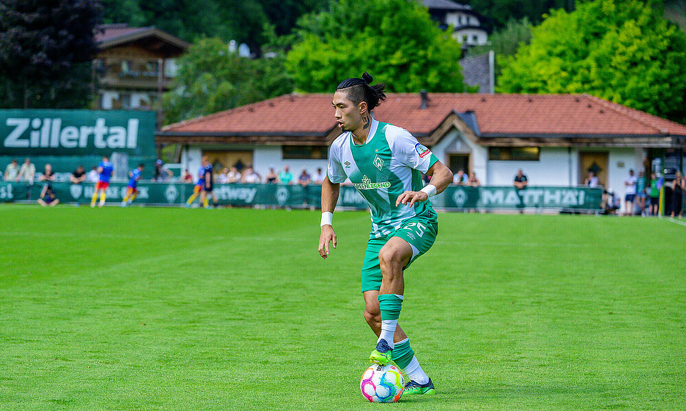 Kyu-Hyun Park während des Spiels am Ball.