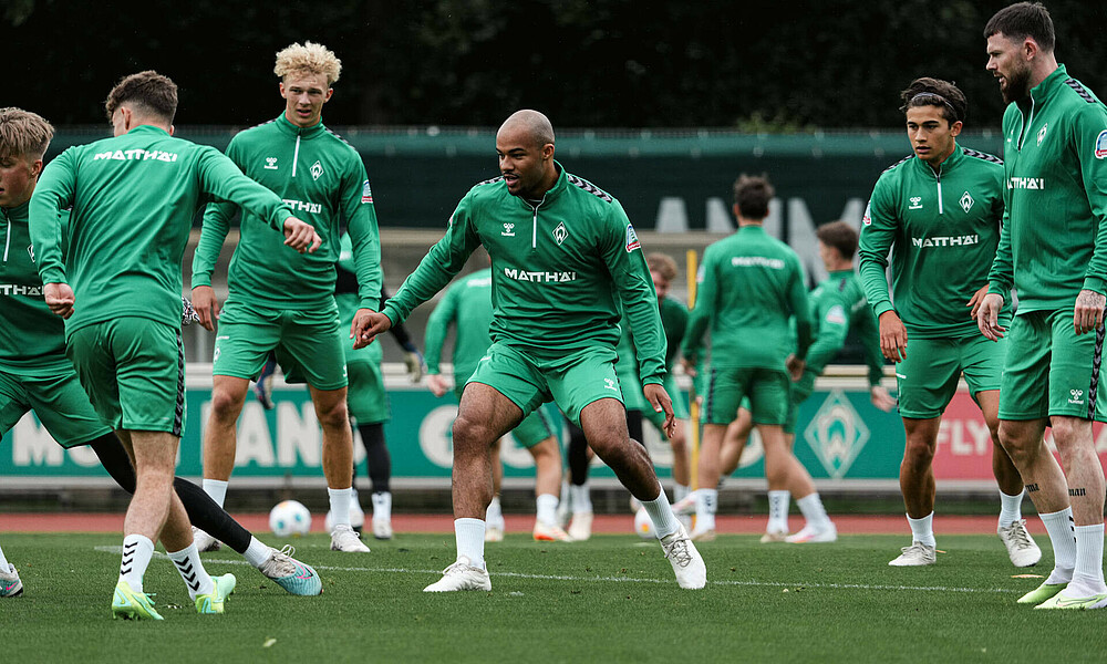 null Manuel Mbom jagt bei einer Passübung dem Ball hinterher.