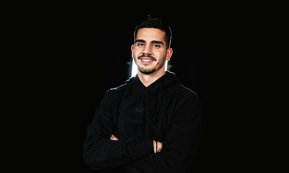 André Silva im schwarzen Werder-Pullover. 