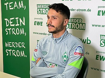 Werder Bremen Spieler Leo Bittencourt im Livetalk auf Facebook.
