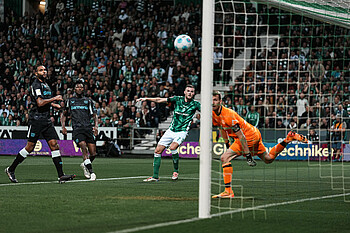 Marvin Ducksch köpft den Ball ins Tor. 