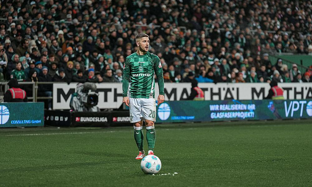 Romano Schmid mit Ball am Fuß. 