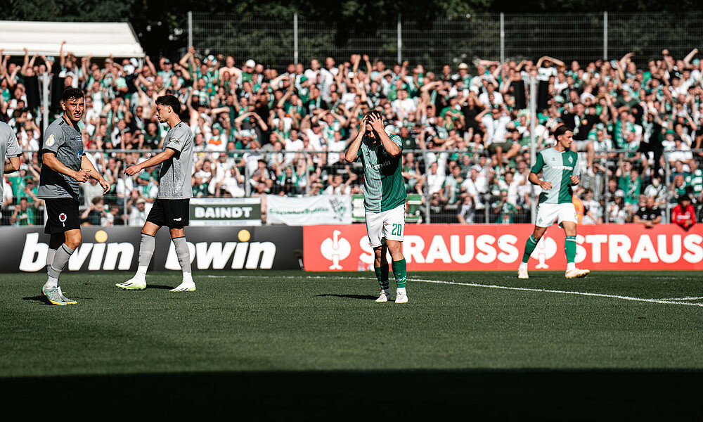 Romano Schmid fasst sich an den Kopf. 