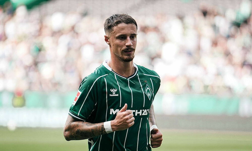 null Kapitän Marco Friedl im Heimtrikot auf dem Platz.