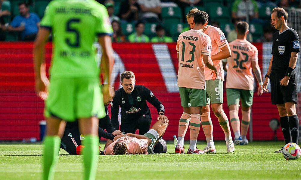 Niclas Füllkrug wird auf dem Spielfeld behandelt